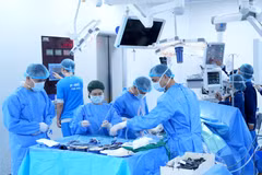 Ca ghép thận được thực hiện bởi êkíp gồm các chuyên gia đầu ngành, vận hành quy trình ghép tạng đồng bộ trong hệ thống phòng mổ vô khuẩn hiện đại. (Ảnh: Bệnh viện Đa khoa Tâm Anh)