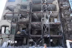 Tòa nhà bị phá hủy sau cuộc không kích của Mỹ và Israel tại Tehran, Iran. (Ảnh: THX/TTXVN)