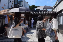 Người dân di chuyển dưới trời nắng nóng tại Seoul, Hàn Quốc. (Ảnh: Yonhap/TTXVN)