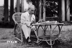 Chủ tịch Hồ Chí Minh làm việc tại Phủ Chủ tịch (Hà Nội). (Ảnh: TTXVN)