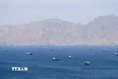 Tàu thuyền di chuyển trên eo biển Hormuz, ngoài khơi tỉnh Musandam, Oman, ngày 27/4/2026. (Ảnh: Reuters/TTXVN)