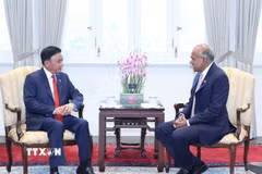 Thường trực Ban Bí thư Trần Cẩm Tú gặp Bộ trưởng Cao cấp, Bộ trưởng Điều phối An ninh Quốc gia và Bộ trưởng Nội vụ Singapore K. Shanmugam. (Ảnh: Phương Hoa/TTXVN)