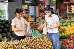 Người dân lựa chọn hoa quả tại một cửa hàng ở Hà Nội. (Ảnh: Quốc Lũy/TTXVN)
