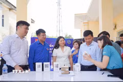Đoàn viên thanh niên phổ cập tài khoản thanh toán điện tử cho người dân xã Sơn Tiến, Hà Tĩnh. (Ảnh: Hoàng Ngà/TTXVN)