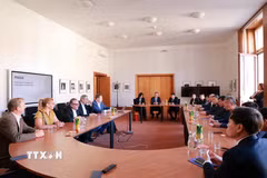 Đoàn công tác của Ủy ban Nhân dân thành phố Hà Nội làm việc với lãnh đạo thành phố Prague. (Ảnh: Việt Thắng/TTXVN)