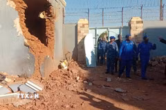 Ngôi nhà bị hư hại sau một cuộc tấn công của Lực lượng RSF tại Omdurman, Sudan. (Ảnh: THX/TTXVN)