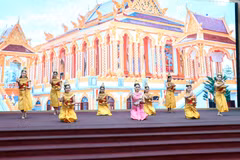 Một tiết mục nghệ thuật đậm chất văn hóa của đồng bào Khmer tại buổi họp mặt mừng Tết cổ truyền Chôl Chnăm Thmây năm 2026 ở Cần Thơ. (Ảnh: Trung Kiên/TTXVN)