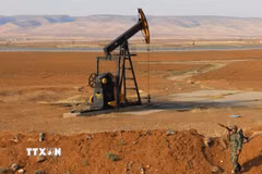 Tháp khoan dầu ở Qamishli, tỉnh Hasakah, Syria. (Ảnh: THX/TTXVN)