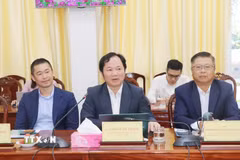 Ông Cao Xuân Thắng (giữa), Tham tán thương mại Việt Nam tại Singapore. (Ảnh: Ngọc Thiện/TTXVN)