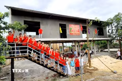 Nhà chống lũ cộng đồng được xây dựng ở Quảng Trị là nơi tránh trú an toàn của người dân vào mùa mưa lũ. (Ảnh: TTXVN phát)