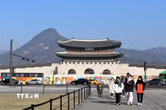 Du khách tham quan quảng trường Gwanghwamun. (Ảnh: Khánh Vân/TTXVN)