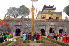 Dựng cây nêu tại khu vực sân Đoan môn của Hoàng thành Thăng Long vào dịp giáp Tết 2025. (Ảnh: Thanh Tùng/TTXVN)