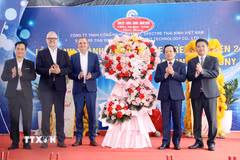 Lãnh đạo tỉnh Hưng Yên tặng hoa chúc mừng nhà máy. (Ảnh: Thế Duyệt/TTXVN)