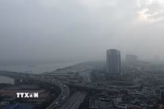 Hà Nội sáng sớm có sương mù. (Ảnh: Phan Phương/TTXVN)