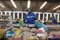 Một dây chuyền phân loại rác để tái chế. (Ảnh: Dương Chí Tưởng/TTXVN)