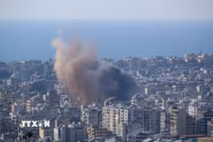 Khói bốc lên từ địa điểm ở ngoại ô Beirut, Liban sau cuộc không kích của Israel. (Ảnh: THX/TTXVN)