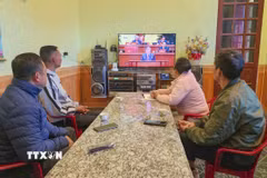 Người dân thôn Việt Yên, xã Thanh Yên theo dõi truyền hình trực tiếp Đại hội XIV của Đảng. (Ảnh: TTXVN phát)
