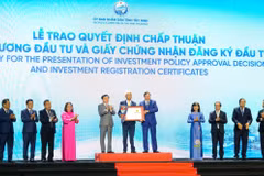Trao quyết định chấp thuận chủ trương đầu tư, giấy chứng nhận đăng ký đầu tư cho 27 nhà đầu tư với 31 dự án. (Ảnh: Cổng Thông tin điện tử tỉnh Tây Ninh)