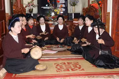 Các thành viên Đội chiếu xẩm chợ Lồng, xã Yên Từ, duy trì sinh hoạt định kỳ tạo môi trường để giao lưu, chia sẻ và nuôi dưỡng tình yêu đối với nghệ thuật truyền thống. (Ảnh: Thùy Dung/TTXVN)