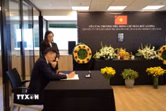 Đại sứ Singapore tại Israel, Ian Mak Jung-I ghi sổ tang tưởng nhớ nguyên Chủ tịch nước Việt Nam Trần Đức Lương. (Ảnh: Phạm Hà/TTXVN)