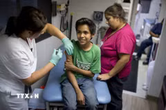 Tiêm phòng vaccine phòng sởi-quai bị-rubella cho học sinh tại Mỹ. (Ảnh: AFP/TTXVN)