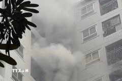 Khói đen bao trùm cả căn hộ. (Ảnh: Hùng Mạnh/TTXVN)