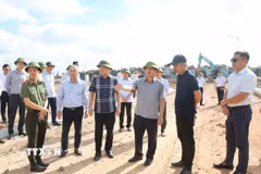 Đoàn công tác kiểm tra khu tái định cư Đông Cứu 1 phục vụ dự án Cảng hàng không quốc tế Gia Bình. (Ảnh: Thanh Thương/TTXVN)