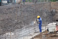 Thi công tại Dự án thành phần 2 cao tốc Cao Lãnh - An Hữu, giai đoạn 1. (Ảnh: Đức Tâm/TTXVN)