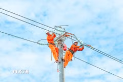 Nhân viên EVNCPC thực hiện kiểm tra, sửa chữa các hư hỏng trên hệ thống đường dây điện để bảo đảm cung ứng điện an toàn, ổn định cho khu vực miền Trung-Tây Nguyên. (Ảnh: TTXVN phát)