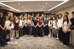 Tổng Lãnh sự Việt Nam tại Hong Kong và Macau cùng các tân sinh viên tại buổi gặp mặt. (Ảnh: Xuân Vịnh/TTXVN)
