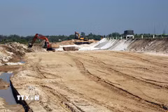 Nhộn nhịp thi công trên công trường dự án hoàn thiện đường ven biển 129-Võ Chí Công ở thành phố Đà Nẵng. (Ảnh: Đỗ Trưởng/TTXVN)