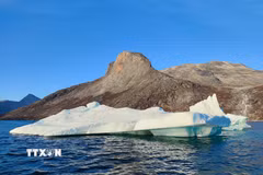 Tảng băng trôi gần thành phố Nuuk, Greenland. (Ảnh: THX/TTXVN)