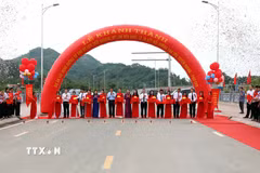 Các đại biểu cắt băng khánh thành tuyến đường từ Khu du lịch suối khoáng Mỹ Lâm đến Quốc lộ 2D, kết nối với đường cao tốc Tuyên Quang-Phú Thọ. (Ảnh: Quang Cường/TTXVN)