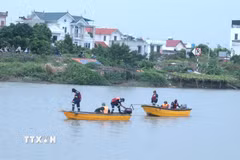 Đội Cứu hộ 116 phối hợp với lực lượng chức năng sử dụng ca nô để tìm kiếm các nạn nhân tại khu vực chân cầu Bo, phường Trà Lý, tỉnh Hưng Yên. (Ảnh: Đinh Văn Nhiều/TTXVN)