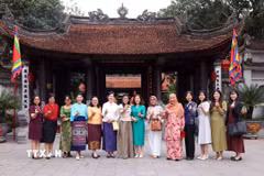 Bà Lê Thị Bích Trân, Phu nhân Thủ tướng Chính phủ Phạm Minh Chính và nhóm Phụ nữ cộng đồng ASEAN tại Hà Nội tại Đền Đô, Từ Sơn, Bắc Ninh. (Ảnh: Phạm Kiên/TTXVN)