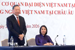 Tổng Bí thư, Chủ tịch nước Tô Lâm nói chuyện thân mật với cán bộ, nhân viên Đại sứ quán Việt Nam tại Bỉ và đại diện cộng đồng người Việt Nam tại châu Âu. (Ảnh: Thống Nhất/TTXVN)