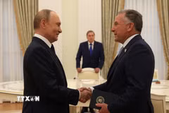 Tổng thống Nga Vladimir Putin và Đặc phái viên của Tổng thống Mỹ Donald Trump, ông Steve Witkoff, tại cuộc gặp ở Moskva, Nga ngày 6/8/2025. (Ảnh: THX/TTXVN phát)