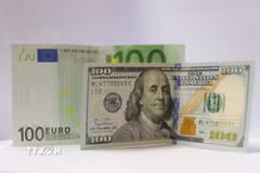 Đồng euro và đồng USD. (Ảnh: THX/TTXVN)