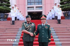 Đại tướng Nguyễn Tân Cương và Thiếu tướng Dato Paduka Seri Faji Muhammad Haszaimi Bin Bol Hassan trước giờ hội đàm. (Ảnh: Trọng Đức/TTXVN)