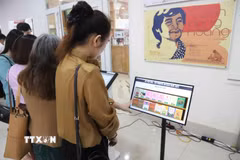 Người dân trải nghiệm ứng dụng chuyển đổi số và khai thác cơ sở dữ liệu số tại sự kiện. (Ảnh: Kha Phạm/TTXVN)