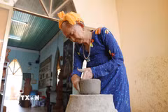 Nghệ nhân Trượng Thị Gạch miệt mài tham gia bảo tồn nghề gốm truyền thống tại Hợp tác xã gốm Chăm Bàu Trúc (xã Ninh Phước, Khánh Hòa). (Ảnh: Nguyễn Thành/TTXVN)