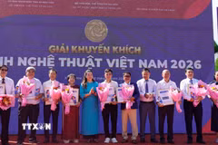 Ban tổ chức trao giải thưởng Khuyến khích cho các tác phẩm ảnh nghệ thuật năm 2026, trong đó có đại diện Ban biên tập ảnh - TTXVN. (Ảnh: Phan Sáu/TTXVN)