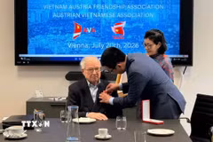 Đại sứ Vũ Lê Thái Hoàng trao tặng Huân chương Hữu nghị cho ông Peter Jankowitsch. (Ảnh: TTXVN phát)