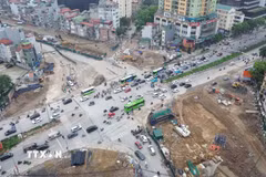 Nút giao ngã tư Nguễn Chí Thanh - La Thành trong buổi sáng đầu tiên thực hiện phân luồng phục vụ thi công đường Vành đai 1 Hoàng Cầu-Vôi Phục. (Ảnh: Quốc Khánh/TTXVN)