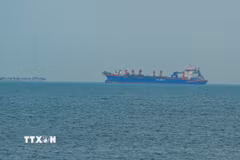 Tàu thương mại neo ngoài khơi Các tiểu vương quốc Arab thống nhất (UAE) trên eo biển Hormuz, ngày 2/3/2026. (Ảnh: Anadolu Agency/TTXVN)