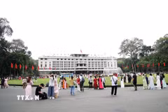 Rất đông khách du lịch tham quan Dinh Độc Lập. (Ảnh: Hồng Đạt/TTXVN)