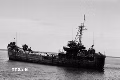 Tàu HQ-505, con tàu duy nhất không bị chìm do thuyền trưởng Vũ Huy Lễ quyết định cho tàu “ủi bãi” lên đảo Cô Lin sau khi bị tàu địch bắn cháy, ngày 14/3/1988, trở thành cột mốc chủ quyền sống của Việt Nam ở quần đảo Trường Sa. (Ảnh: Đình Trân/TTXVN)