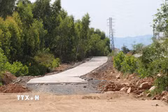 Một đoạn đường gom dân sinh thuộc Dự án cao tốc Chí Thạnh-Vân Phong chưa hoàn thành. (Ảnh: Tường Quân/TTXVN)