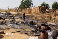 Hiện trường một vụ tấn công tại một ngôi làng ở Nigeria. (Ảnh: AFP/ TTXVN)