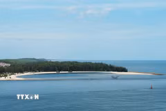 Bãi tắm hình bán nguyệt ở bờ Bắc cửa biển Thuận An, thành phố Huế. (Ảnh: Nguyên Lý/TTXVN)